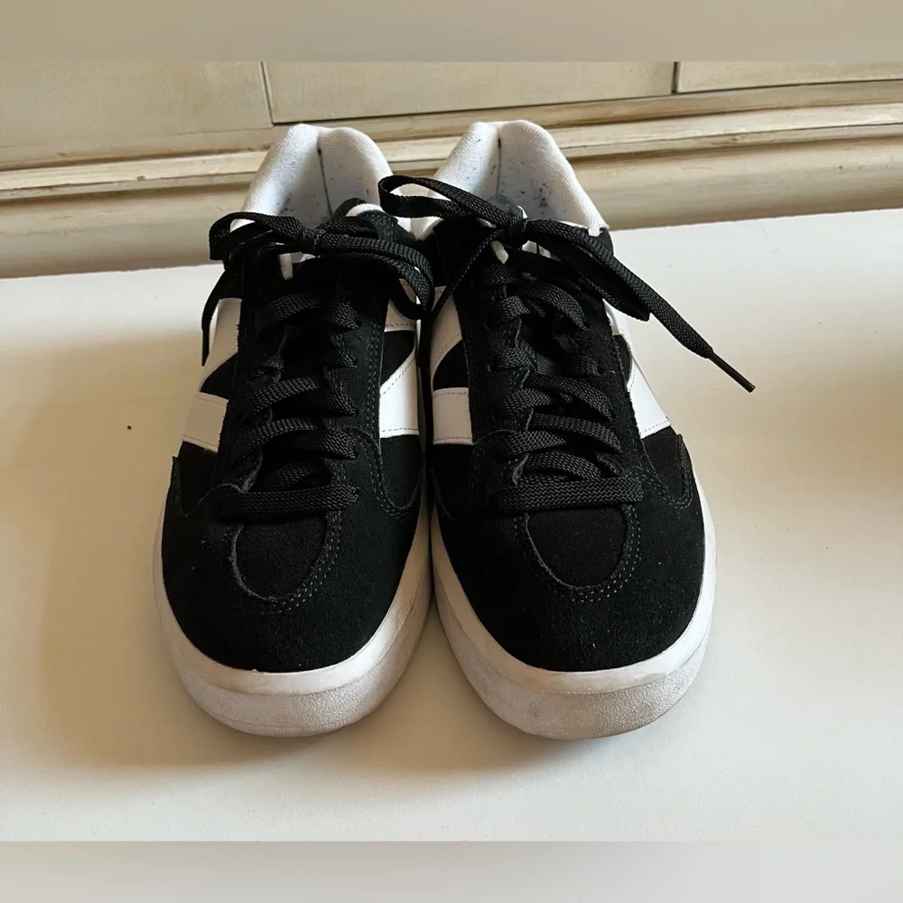 New Balance CT302 Athletic Shoe - Black & White Men’s 8 Women’s 9.5 Sneakers